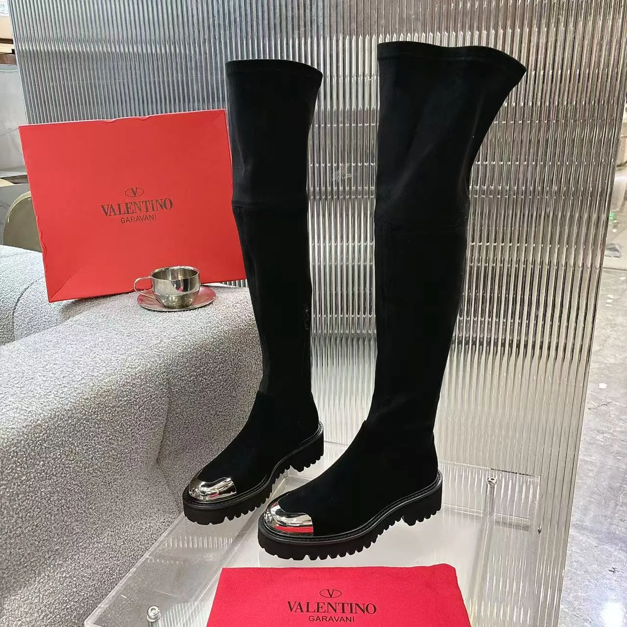 👟👟Ex-factory price 720👟👟 2026𝑉𝐴𝐿𝐸𝑁𝑇𝐼𝑁𝑂 Valentino ♡ͥ | 💫Purchase level🔍 Classic Valentino’s special textured hardware brings out a full sense of luxury After putting it on my feet, I was shocked that my feet looked slimmer! The new season lives up to expectations! Worth buying ❥The original method is absolutely sentimental ❥Elegant style creates a different feeling🙈 Simple temperament style!  ♡ show bdetails ———————————— ⊿▸: Code number｜35-40 (41. Customized) ⊿▸: Material｜Imported calfskin + elastic pu ⊿▸: Lining |Sheepskin ⊿▸: Code number 35-40 (41. Customized)